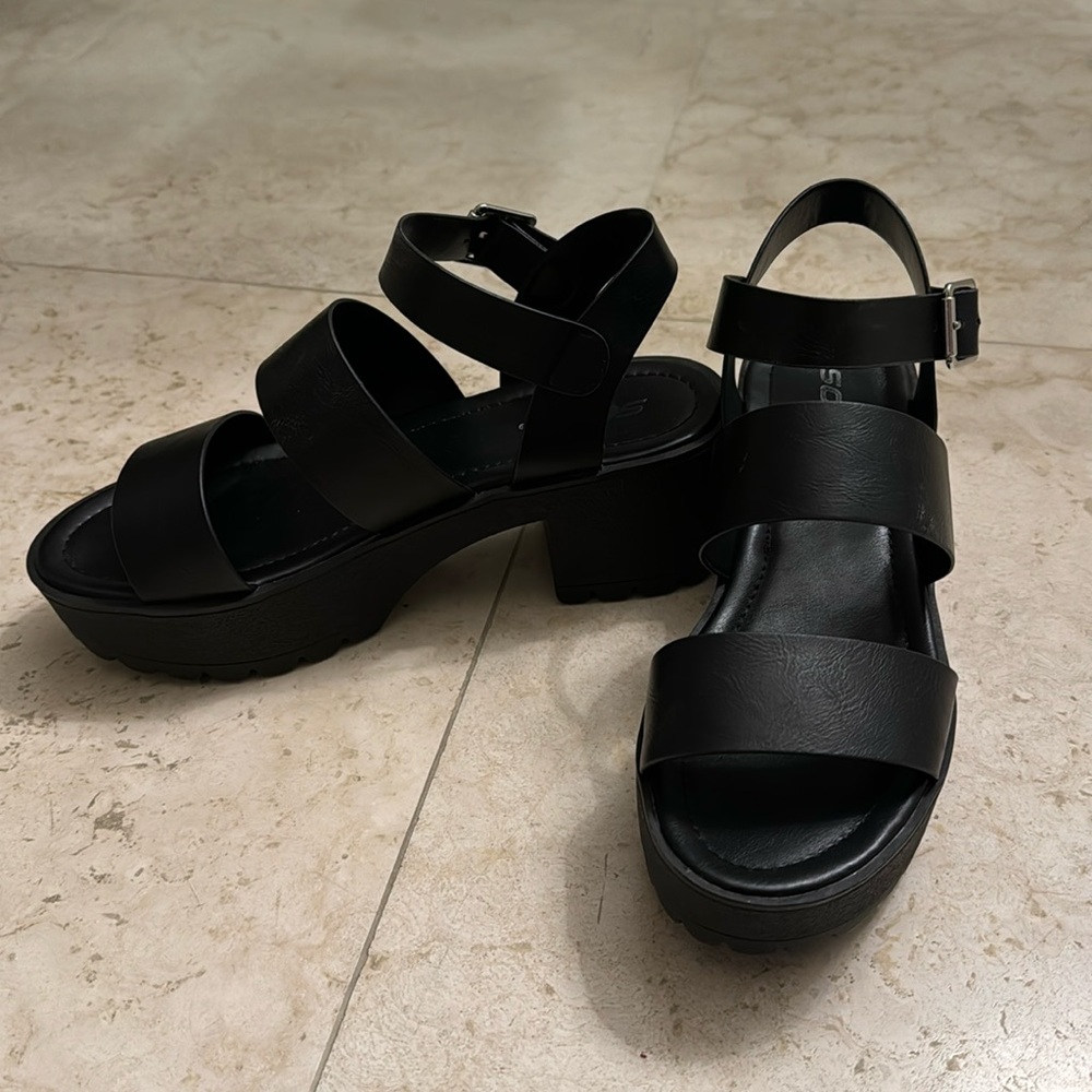 Soda Platform Sandals size 8